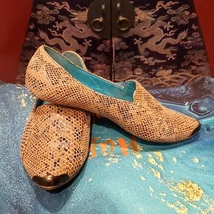 Pointy flat with snakeskin design